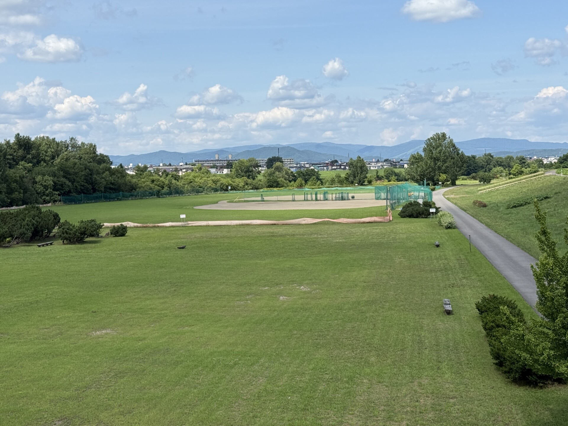 金星橋上流左岸広場
